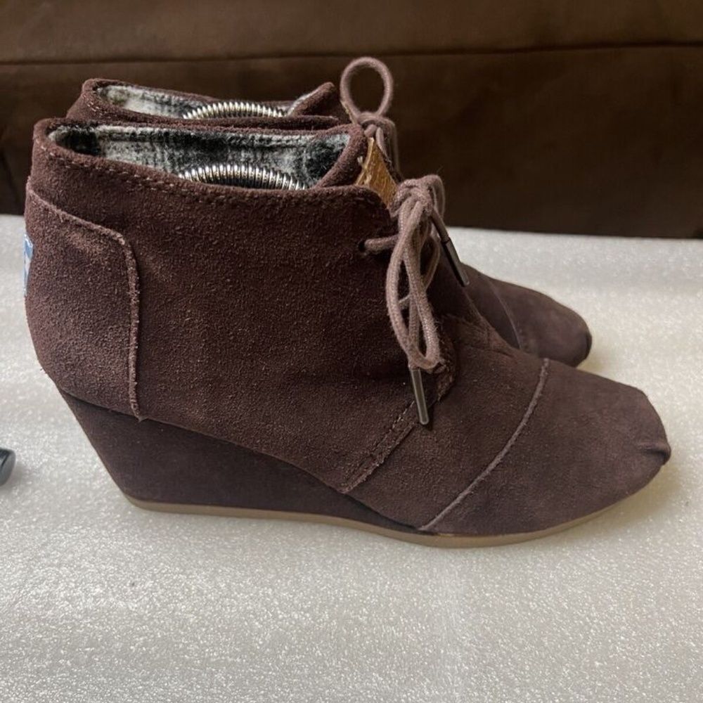 TOMS Women 7 Chocolate Brown Suede Desert Wedge Booties 2.5"